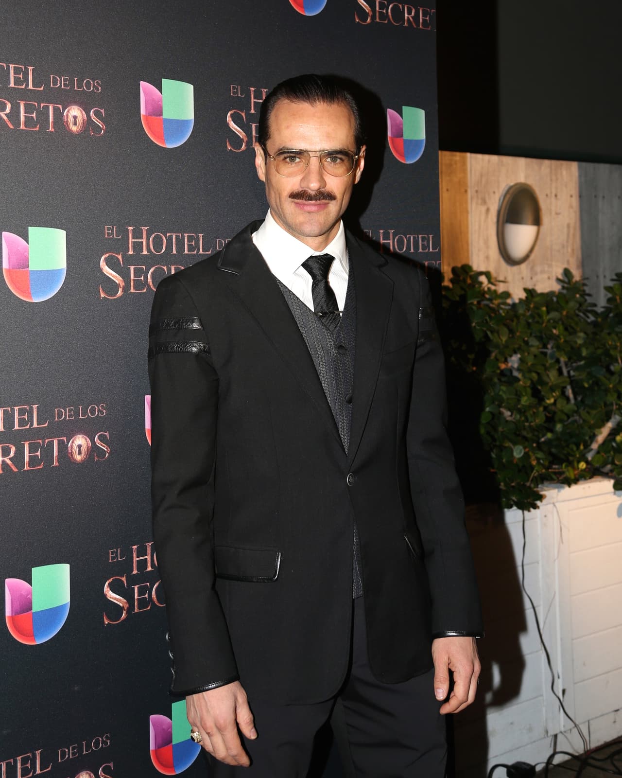 "Por supuesto que no, me parece que somos dos personas completamente adultas, responsables de nuestros dichos y pues cada quien se debe de hacer responsable de sus palabras y de las respuestas que uno da, por supuesto que no, ¿molestia por qué?", aclaró.