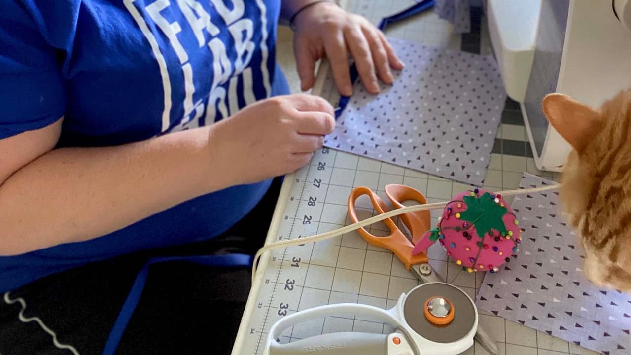 Además de las caretas, los voluntarios también cuidan cada detalle en la fabricación de las mascarillas durante la pandemia del coronavirus.