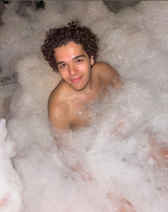 Sin embargo, el conflicto interno que la artista de 46 años enfrenta se desvanece un poco cuando su hijo le comparte lo feliz que está allá cumpliendo sus metas. 
<br>