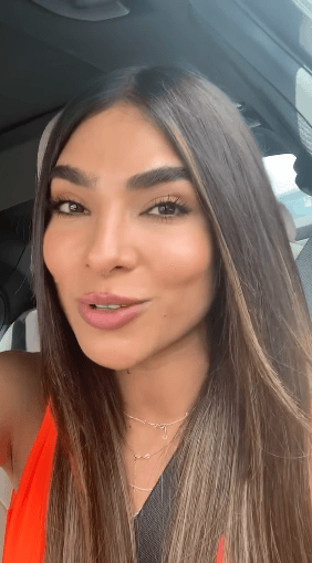 "Me puse el cabello largo solamente por esta semana de Premios Juventud, me lo hicieron en Puerto Rico, me lo pusieron con extensiones para que se viera más natural porque ya saben que mi cabello es más cortito y recto", dijo Alejandra en el clip que grabó mientras se dirigía a El Gordo y La Flaca.