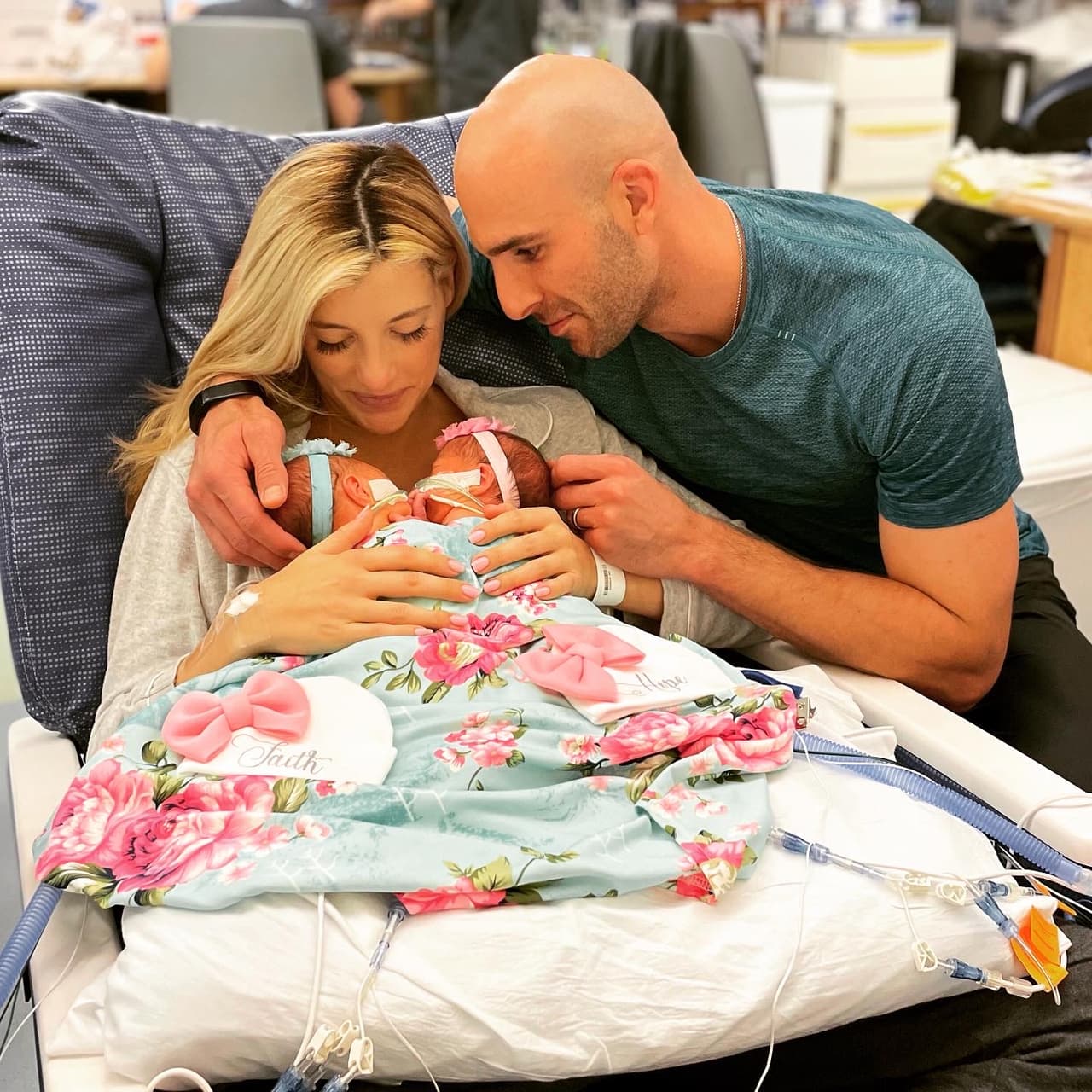 Los preparativos comenzaron incluso antes de que nacieran. Finalmente, Addy y Lily nacieron el 31 de octubre de 2020, por medio de una cesárea.