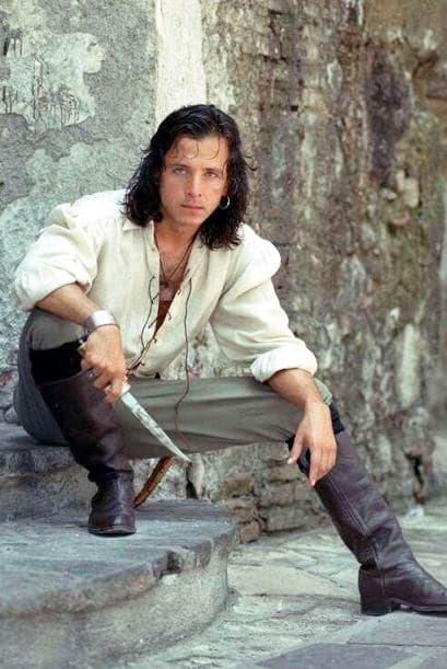 El actor murió el 8 de noviembre de 2003 a causa de un inesperado infarto en un restaurante de Los Ángeles, California.