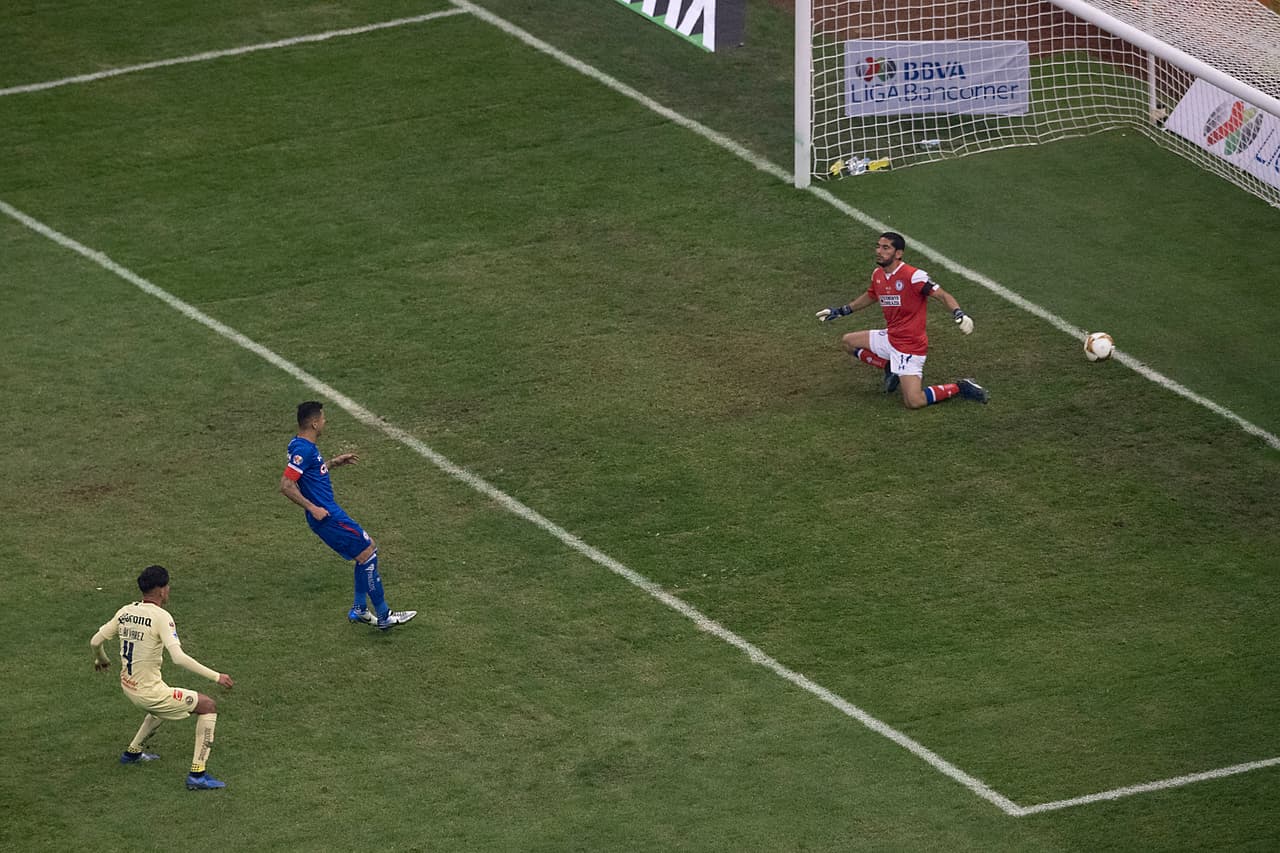 Y a los 89 minuitos, la puntilla: Edson Álvarez, quien previo a este cotejo no había anotado un solo gol en la temporada, se despachó con su segundo para aniquilar la esperanza Azul.