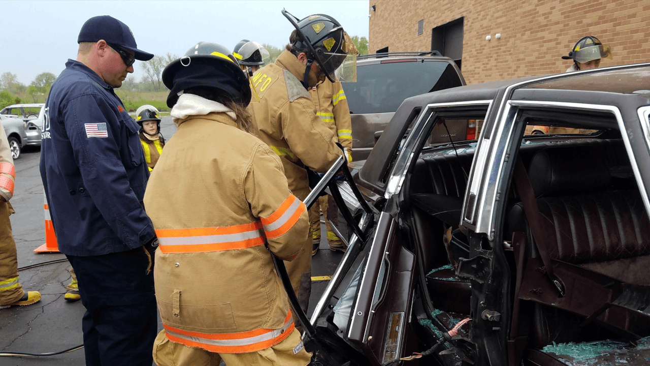 Departamento de Bomberos de Waukegan entrenan a estudiantes de secundaria.