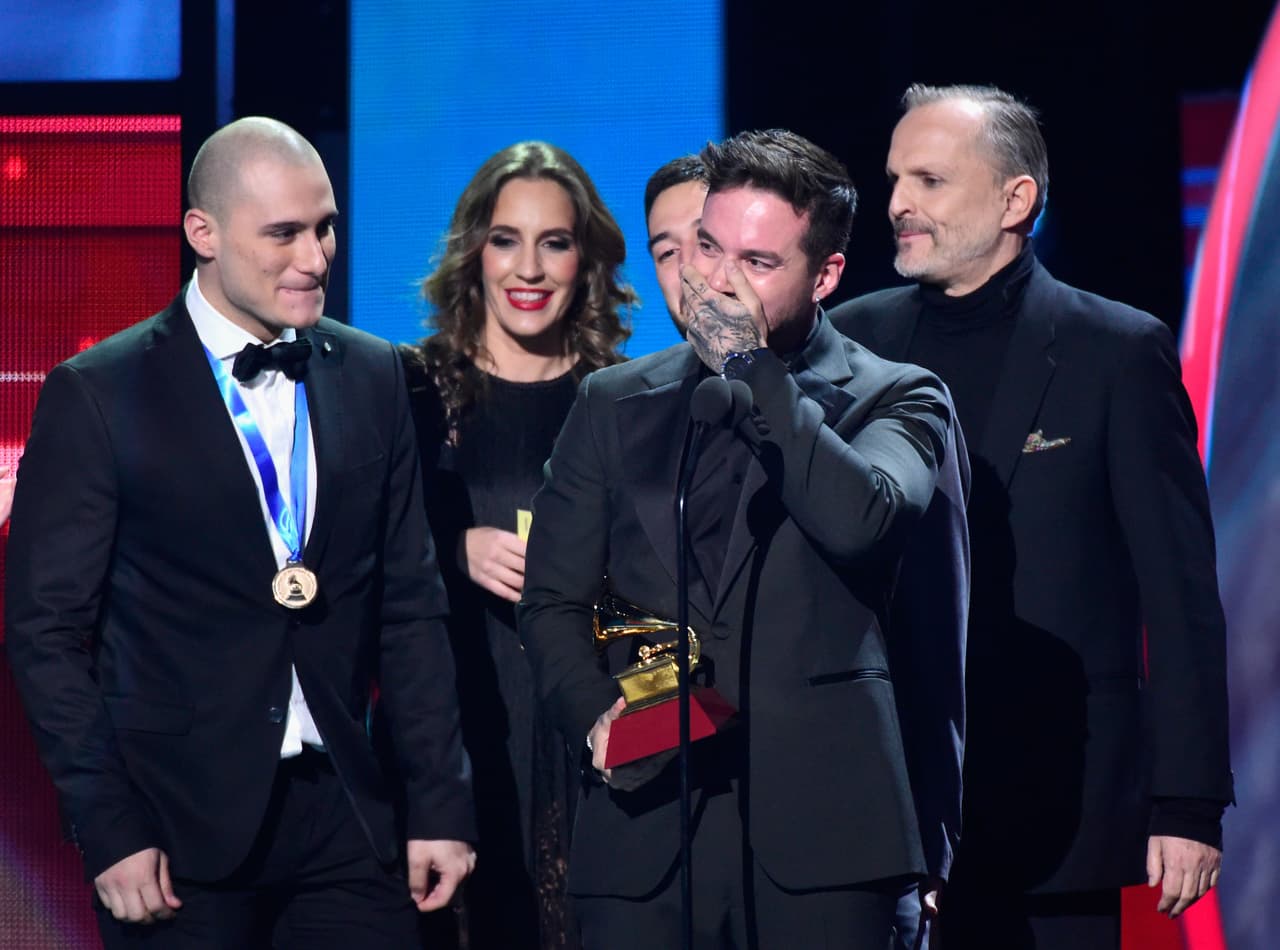 J Balvin no contuvo la emoción por ganar su primer Latin GRAMMY y dijo que había esperado 10 años por este momento, mismo que agradeció a su mamá.