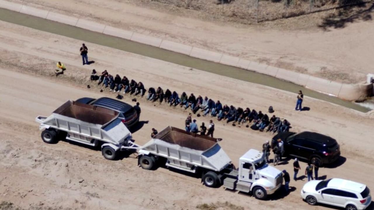 Operativos en California: Detienen a 34 migrantes ocultos en una camioneta pick-up y un camión de volteo