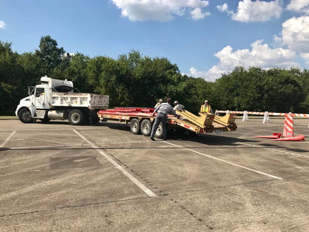 Los funcionarios dijeron que la ciudad no solicita ni aceptará donaciones por parte de la comunidad para esta activación del centro de recepción.
<br>