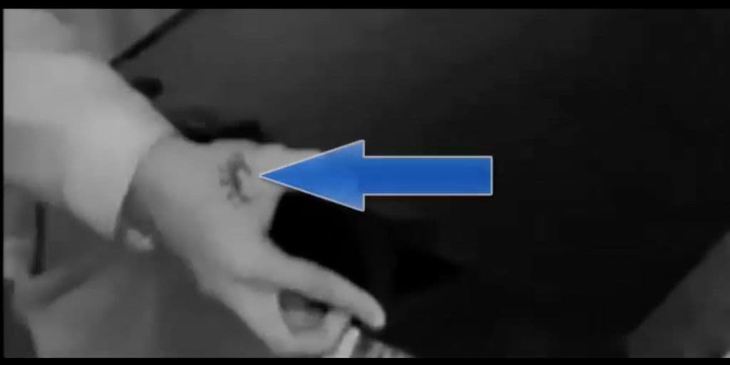 Una vez que los sospechosos tiene un tatuaje distintivo en su mano derecha.