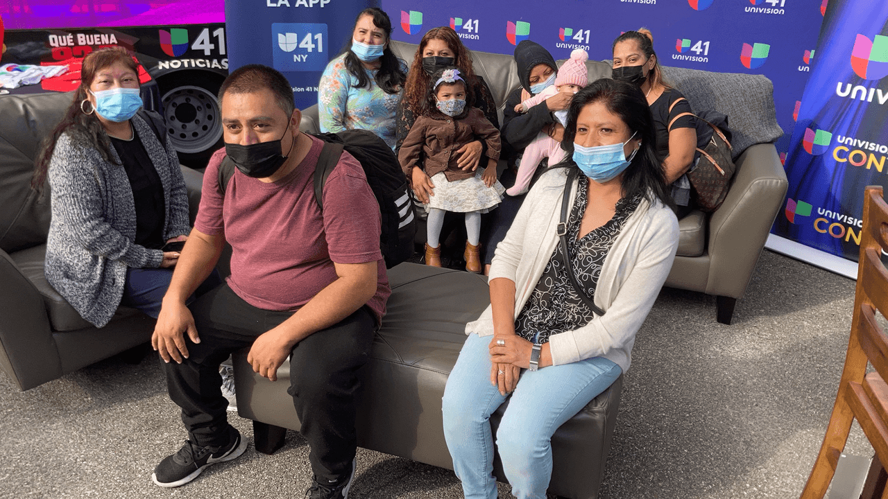 Entregan muebles gratuitos a familias afectadas por el huracán Ida en Queens