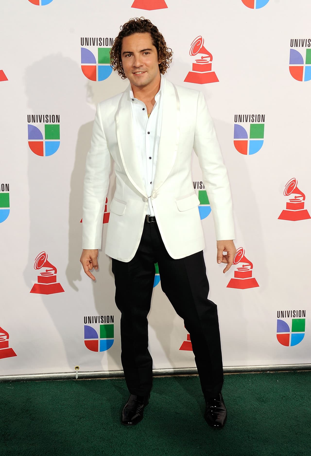 David Bisbal, de blanco y negro, hizo de su paso por Latin GRAMMY algo inolvidable en 2009.
