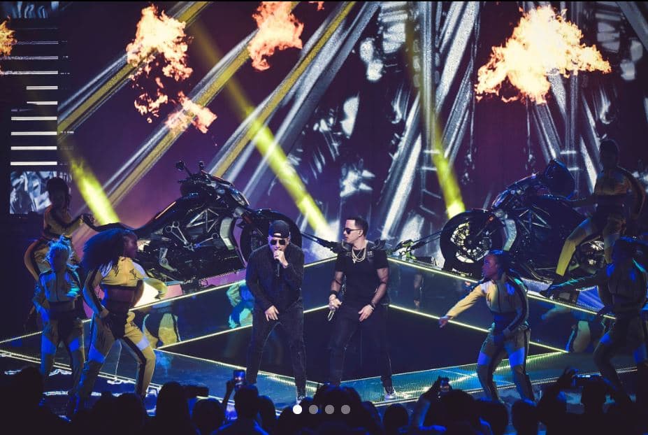 El género urbano dominó esa noche de 2018, pero además fue el escenario perfecto para el reencuentro de Wisin y Yandel luego de cinco años separados. Su performance fue espectacular, con fuego y motos Ducati en el fondo.