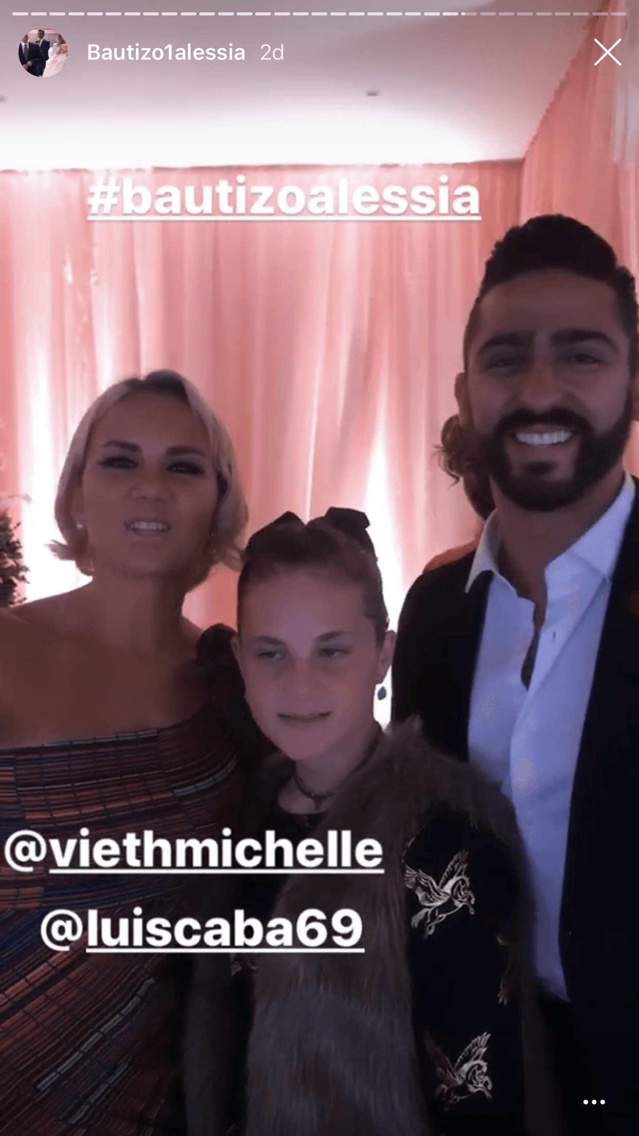 Entre los invitados destacó 
<b><a href="https://www.univision.com/famosos/michelle-vieth-y-el-potro-terminan-con-rumores-y-confirman-su-romance-en-pleno-programa-en-vivo-fotos" target="_blank">Michelle Vieth</a></b>. Llegó con Luis Caballero 'El Potro', quien fuera concursante de 'Acapulco shore'.