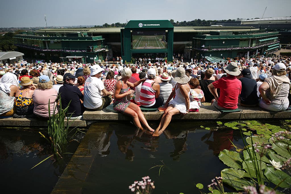 Los espectadores difrutando el duelo entre Murray y Djokovic en pantallas gigantes durante el torneo de 2013.