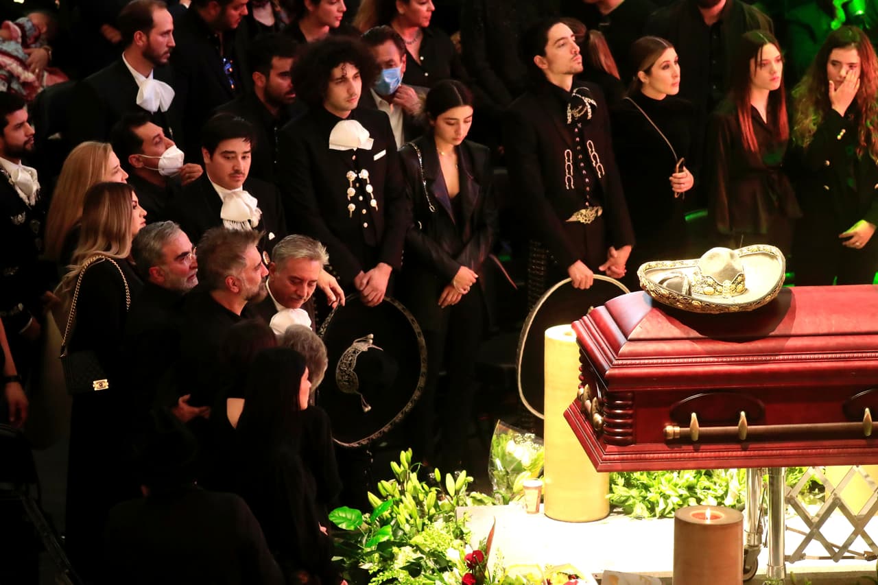 Familiares del cantante mexicano Vicente Fernández frente a su féretro durante su homenaje póstumo en su rancho en Jalisco, México.