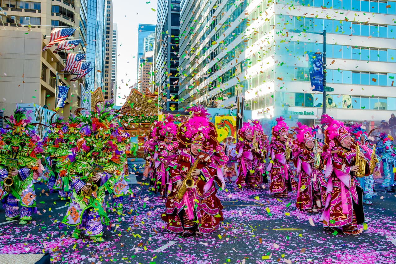 <b>Viernes, 31 de diciembre de 2021:</b>Está prohibido estacionar en las siguientes calles desde las 4 a.m. del 31 de diciembre de 2021 hasta las 6 p.m. el sábado 1 de enero:Market Street desde la calle 15 hasta la calle 21 (ambos lados),John F. Kennedy Boulevard desde Juniper Street hasta 20th Street (ambos lados).