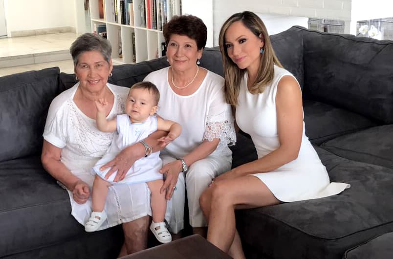 La mamá de Satcha, Liz Padilla, y su abuelita Doña Elvia, viajaron desde Honduras para visitar a los pequeños de la casa.