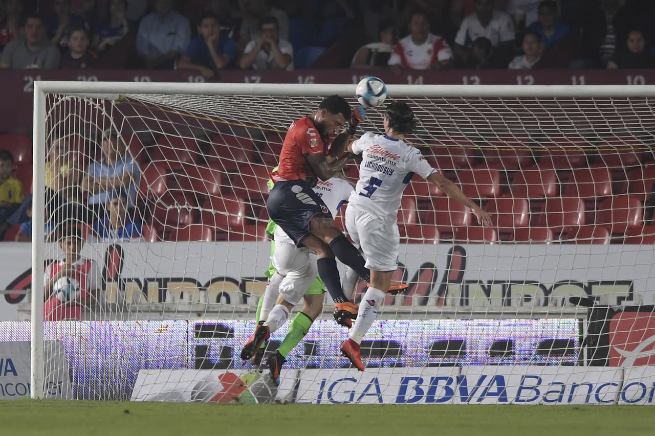 Al minuto 29 se presentó esta jugada derivada de un centro por el costado derecho y tras una mala salida de Corona, el británico, Colin Kâzim-Richards puso el 1-0 para los locales.