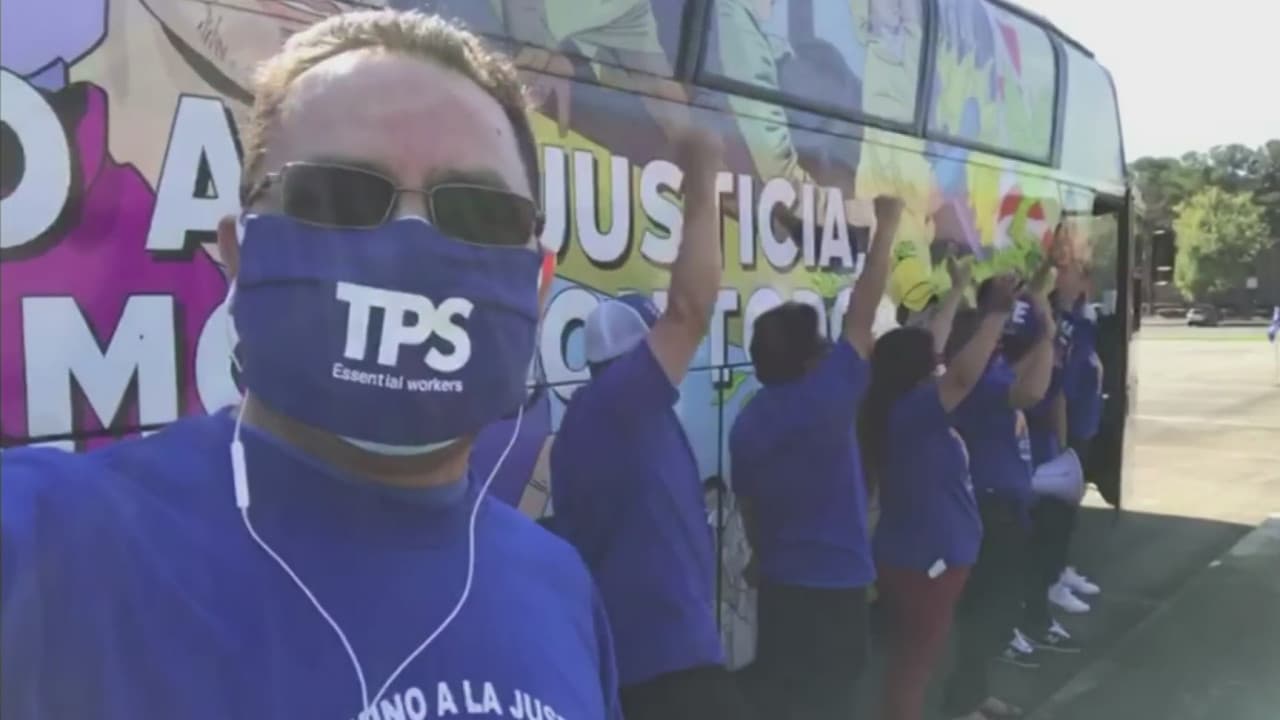 <a href="https://www.univision.com/shows/noticiero-univision/lo-que-necesitamos-ahora-es-residencia-permanente-para-todos-beneficiarios-del-tps-celebran-el-nuevo-fallo-judicial-video"><u>En video</u></a>: Beneficiarios del TPS celebran el nuevo fallo judicial. Este reportaje de Vilma Tarazona reseña cómo un panel de jueces de la Corte de Apelaciones del 8vo Circuito se sumó a las decisiones de otros dos tribunales similares para permitir que ciertos inmigrantes protegidos por un Estatus de Protección Temporal (TPS) puedan gestionar la residencia. Los beneficiarios que viven en Arkansas, Dakota del Norte, Dakota del Sur, Iowa, Minnesota, Missouri y Nebraska, si están casados con un ciudadano o tienen hijos ciudadanos mayores de 21 años, que para obtener la tarjeta verde.
<br>