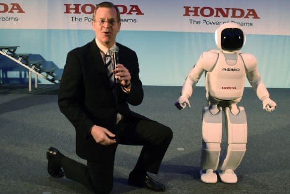 En 2011 la empresa Honda mostró a ASIMO renovado con la nueva tecnología de control de comportamiento autónomo.