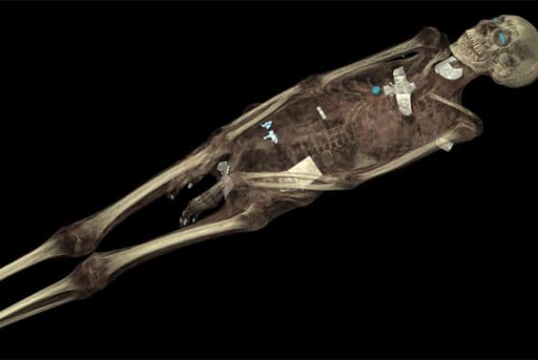 Otra momia egipcia es Tamut, que era la hija de un sacerdote de alto rango del Templo de Karnak en Tebas, que vivió 900 años antes de Cristo. En su entierro se encuentran amuletos que según la creencia antigua tenían poderes mágicos para garantizar la vida eterna. (Crédito: British Museum)