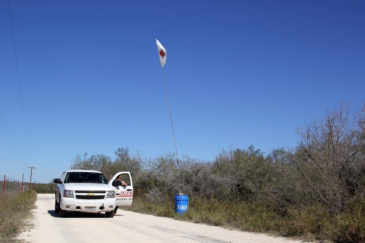 Los migrantes suelen cruzar unas 30 millas a pie, pero para evitar a los agentes 
<b>viajan en zigzag</b>. Eso puede costarles cuatro o cinco días de camino. El sheriff calcula que los coyotes conocen hasta 300 caminos en el área. Pero sin la ayuda de un ‘guía’ de confianza (o coyote) es muy fácil perderse. Cualquier paso en falso puede ser fatal para los migrantes, que suelen llegar deshidratados y debilitados de su largo viaje desde Centroamérica. En la imagen, un puesto humanitario de agua embotellada.