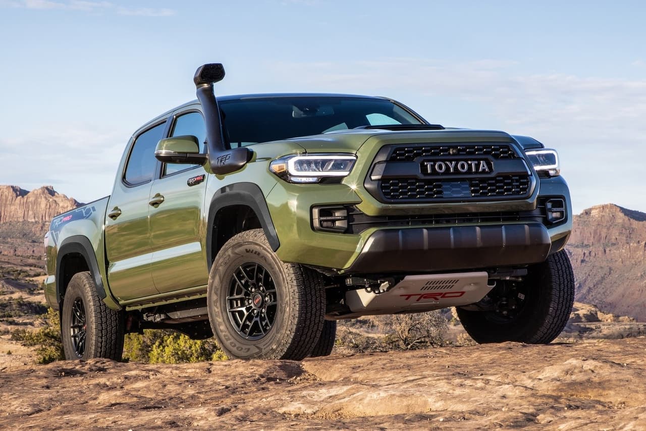 <h3 class="cms-H3-H3"><b>9. Toyota Tacoma TRD Pro 2021</b></h3>
<br>
<br>
<b>Consumo de combustible:</b> 18 mpg combinado (17 mpg en ciudad y 20 mpg en carretera)
<br>
<br>
<b>Costo anual en combustible:</b> $2,400
<br>
<br>
<b>Motor:</b> V6 de 3.5 litros
<br>
<br>
<b>Potencia:</b> 278 caballos de fuerza y 265 lb-pie de torque
<br>
<br>
<b>Peso:</b> 4,445 lbs