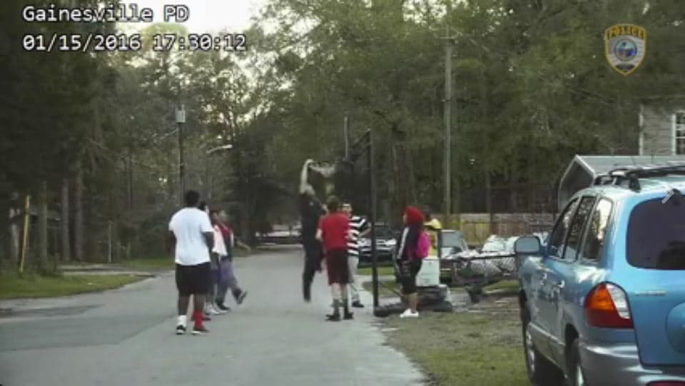 Así respondió un policía a una queja de jóvenes jugando baloncesto