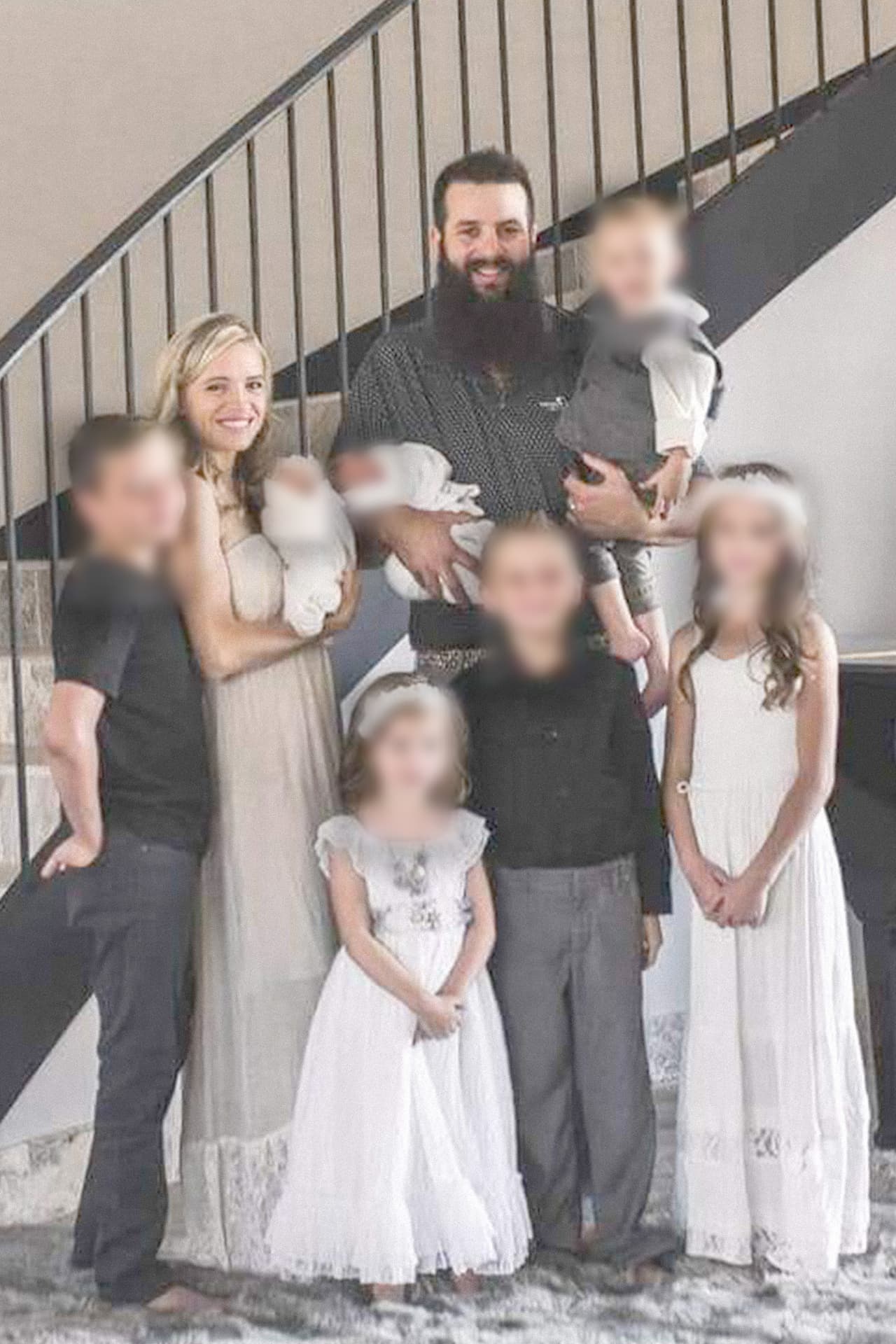 El grupo armado quemó al menos una camioneta Chevrolet Suburban en la que viajaban Rhonita María LeBarón y sus cuatro hijos: dos bebés gemelos de seis meses de edad, y dos varones de ocho y diez años, informó Fernando LeBarón, familiar de las víctimas.