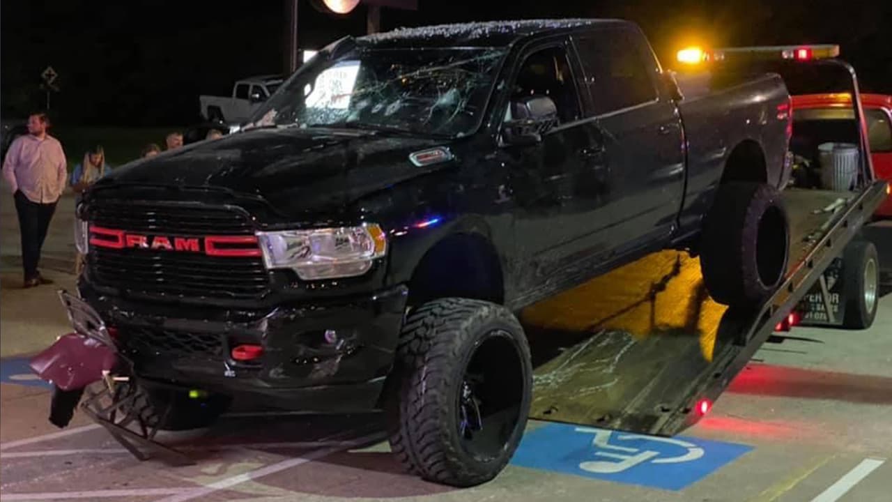 Una persona fue rozada por una bala durante el incidente y otra fue alcanzada dos veces por el vehículo. No han determinado el número de personas que resultaron heridas ni detallaron el estado de salud.