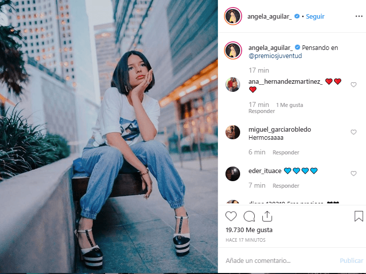 Ángela Aguilar, por su parte, publicó esta imagen en su Instagram y el mensaje: "Pensando en Premios Juventud". La intérprete está nominada en tres categorías y eso la tiene muy pensativa.