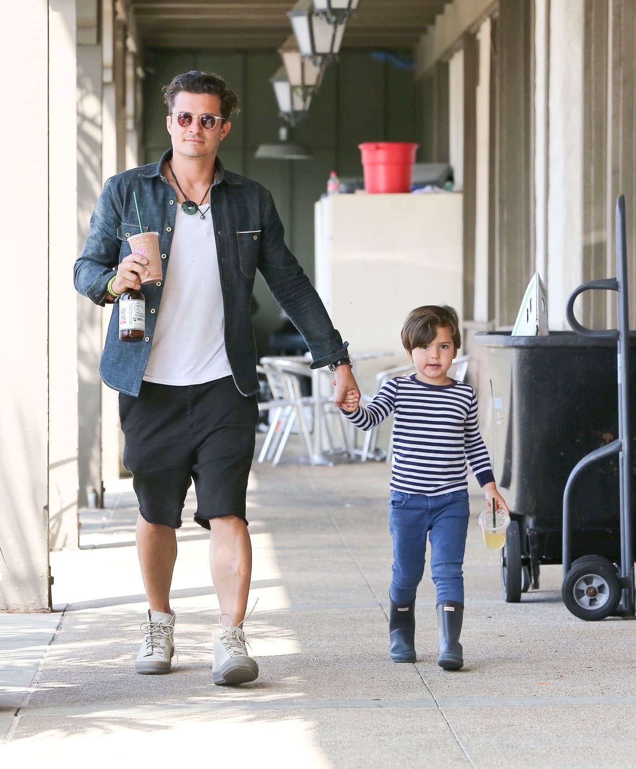 Qué lindos lucen Orlando Bloom y Flynn juntos.