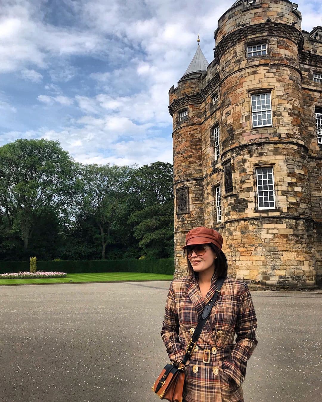 Los preciosos castillos de la ciudad son dignos de fotografías, aquí la vemos posando con un fabuloso atuendo en el que la pieza principal es el abrigo con el famoso estampado tartán.