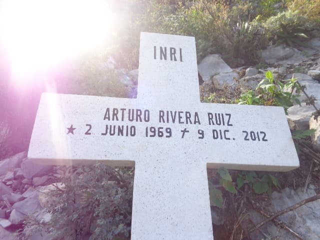 Además de las muestras de afecto a ‘La Diva de la Banda’, están las cruces de quienes también perdieran la vida en el trágico accidente como Arturo Rivera Ruiz, el mejor amigo de Jenni.