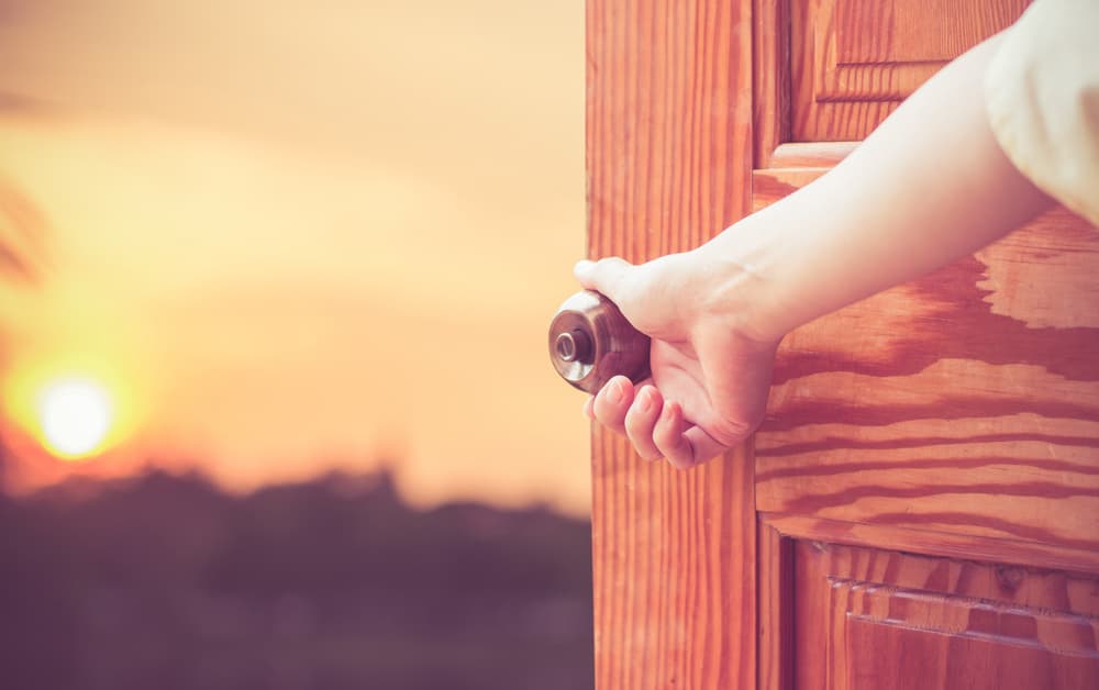 <b>¿Qué sucede cuando un planeta está retrógrado?</b>
<br>Podemos compararlo a lo siguiente: si vas a abrir una puerta y tienes la llave, la puedes abrir fácilmente. Si no la tienes, pero necesitas abrirla, entonces deberás forzarla, quitar los goznes, emplear más fuerza hasta que finalmente logres tu propósito.