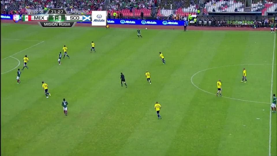 Fuera de juego de ${PLAYER}: El juez de línea levanta el banderín y anula la jugada.