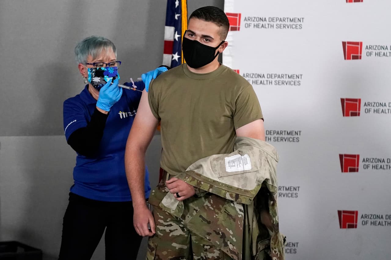 Las teorías de conspiración siguen propagándose en las redes sociales tan rápido como el mismo coronavirus. Un epidemiólogo del sistema de salud Dignity Health AZ aseguró que ninguna de esas teorías tiene fundamentos y que la comunidad se vacune cuando le toque su turno es parte de la inmunidad colectiva.