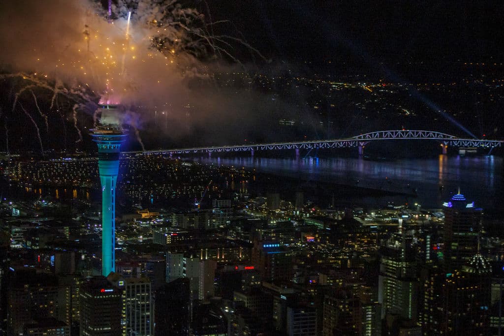 Nueva Zelanda, ubicada aún más al este, también está ya en 2021, que lo recibió con sus acostumbrados fuegos y sin muchas restricciones.
