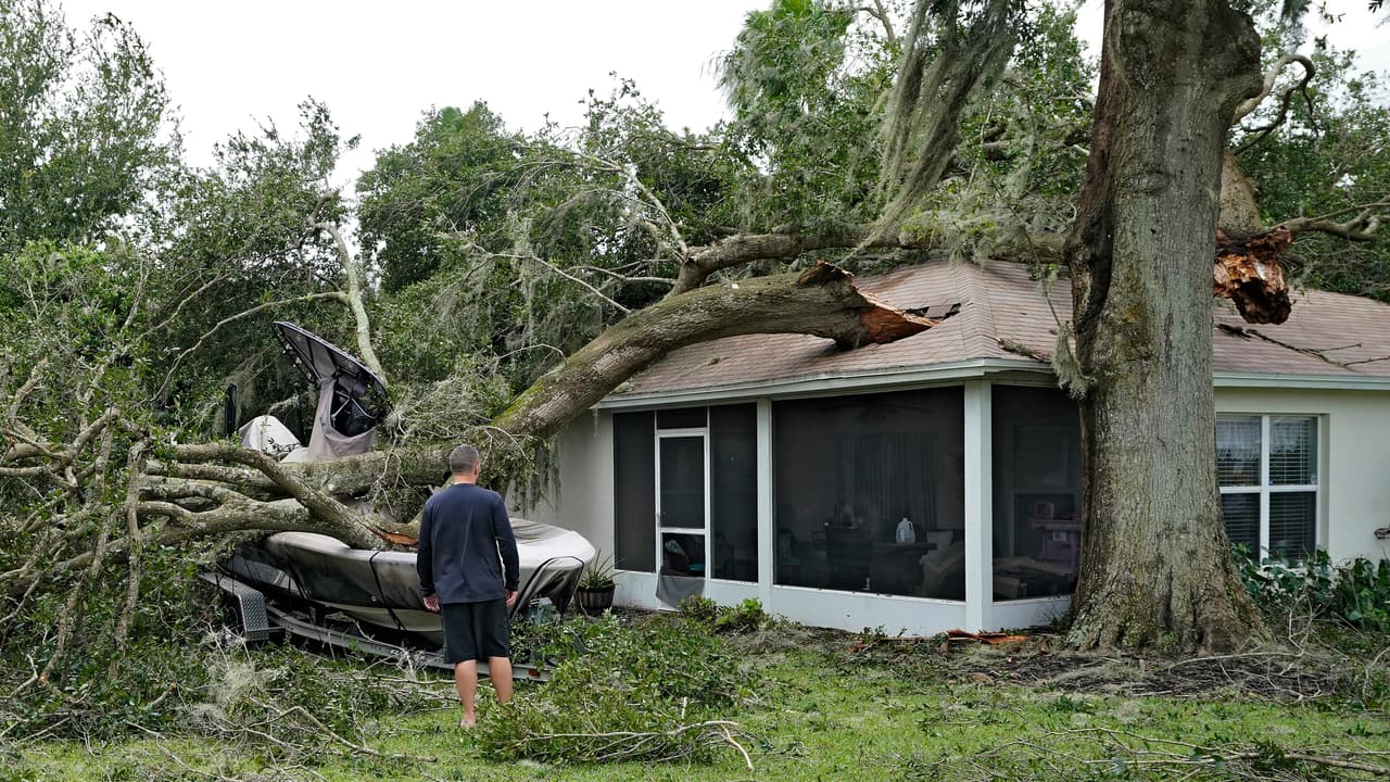 En la foto, un árbol atravesó el techo de esta casa en Valrico, Florida. El huracán Ian se mete en la historia de Florida como uno de los más potentes en haber golpeado el estado. 
<br>
<br>