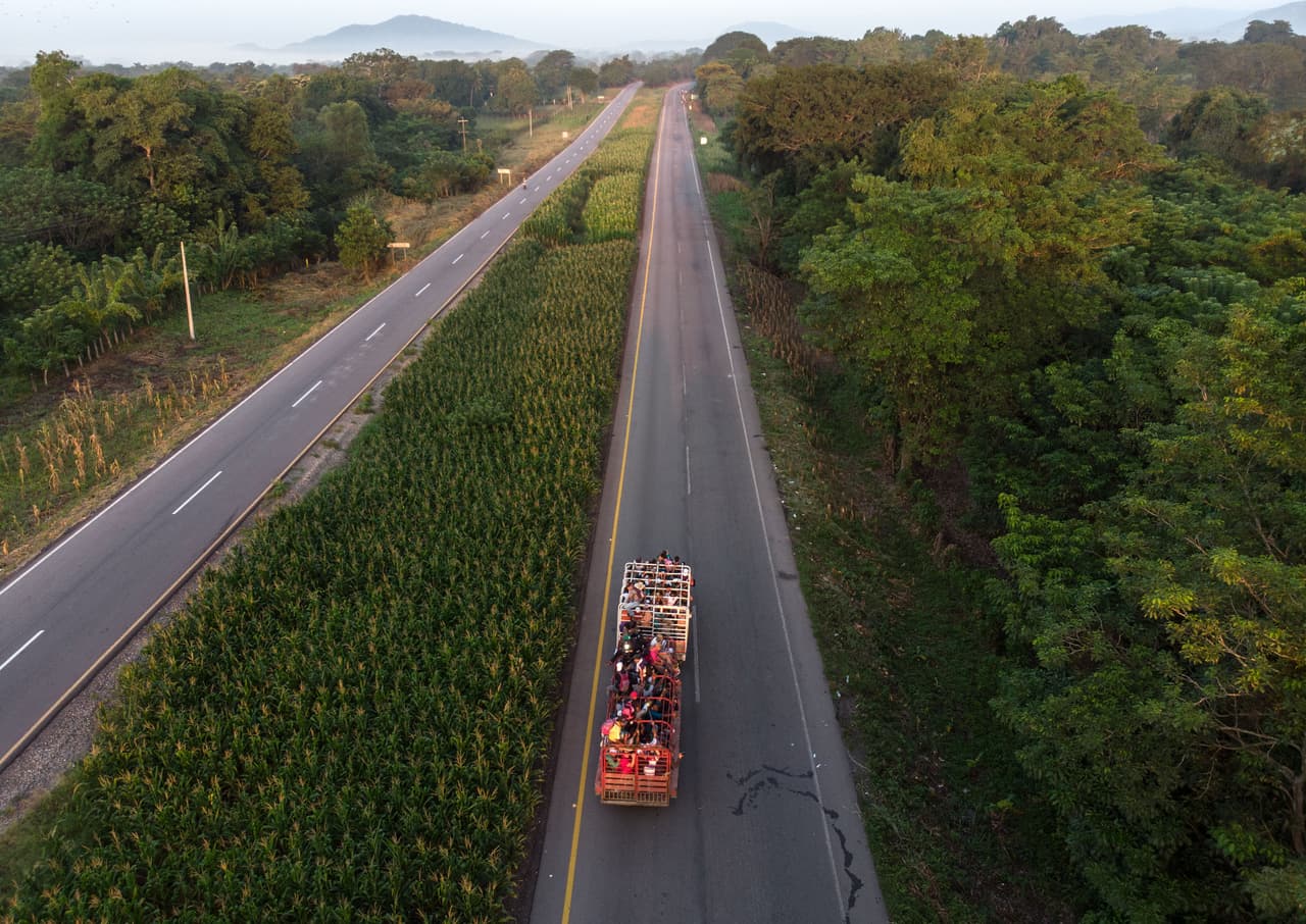 Un grupo afortunado de migrantes recorrió en un camión de transporte de ganado un trecho del trayecto a la salida de Pijijiapan, Chiapas.