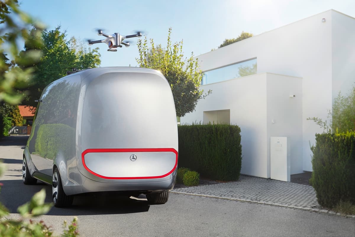 La labor de los drones en la Mercedes-Benz Vision Van, es la de la entrega final de mercancía en aquellas áreas de dificil acceso.