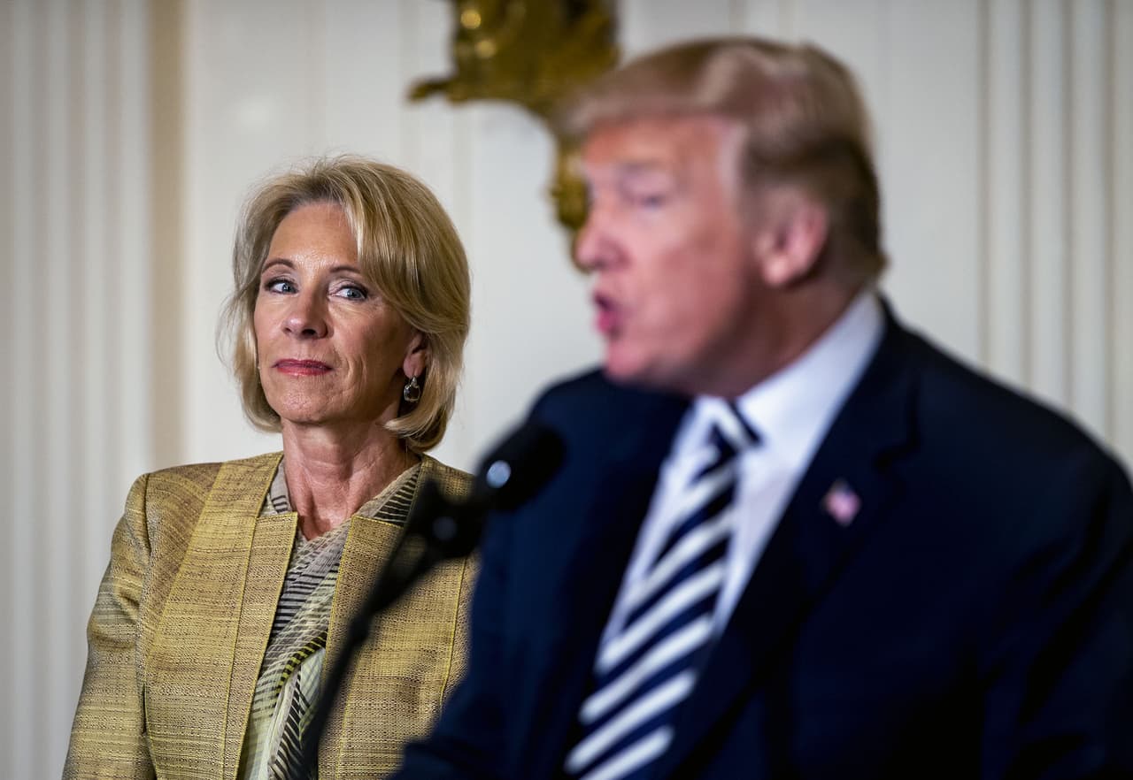 Secretaria de Educación estudia permitir el uso de fondos federales para armar a maestros