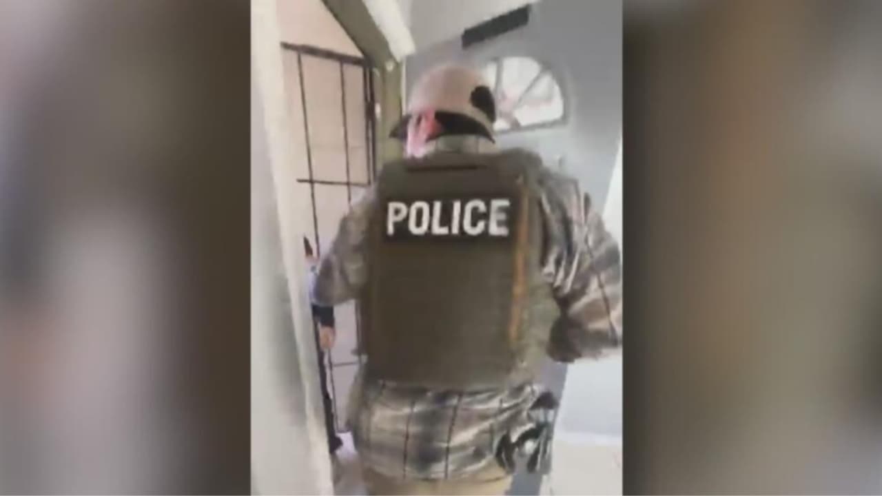 Declaraciones de ICE revela contradicciones con el video viral de agentes entrando a una casa