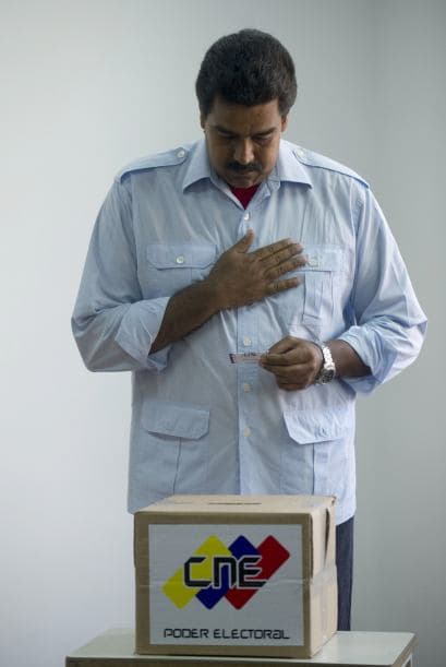 Tras emitir el sufragio, Maduro partió al 'Cuartel de la Montaña', en el barrio chavista 23 de Enero, en el oeste de Caracas, donde está sepultado Chávez, para esperar los resultados.