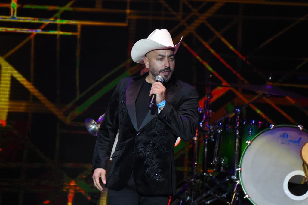 Todo indica que ese capítulo 
<b><a href="https://www.univision.com/famosos/belinda-niega-romance-con-lupillo-rivera-fotos" target="_blank">ya quedó atrás</a></b> y ahora 'El Toro del Corrido' ha dado otro motivo de qué hablar en cuanto a sus relaciones con las mujeres. 
<br>
