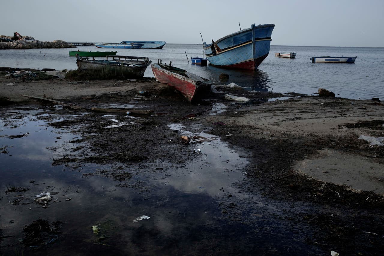 Barcos naufragados que transportaron migrantes a la ciudad costera de Monastir, Túnez. A menudo, las mareas del Mediterráneo traen a tierra los cuerpos y pertenencias de migrantes que intentaron una ruta similar: los de países lejanos que esperaban que las playas del norte de África fueran su última parada antes de Europa. (Foto AP / Nariman El-Mofty)