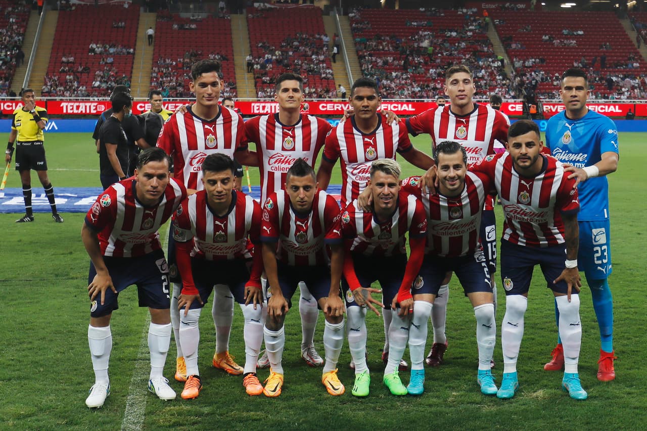 Chivas sigue sin ganar en el Apertura 2022 y ahora fue víctima de un arbitraje muy polémico y con el VAR que de poco ayudó a un partido que terminó con 10 hombres y ante un León que tampoco supo competir en los últimos minutos.