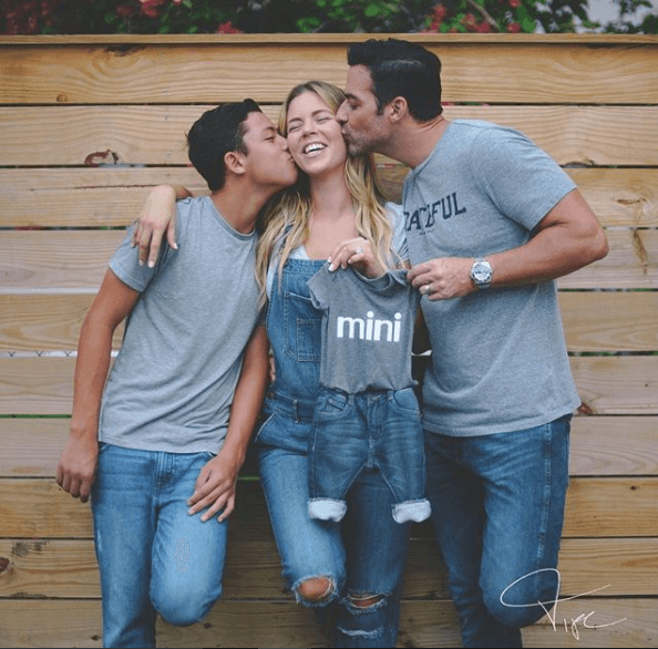 En vestido de encaje, Ximena Duque presume baby bump para despedir el año