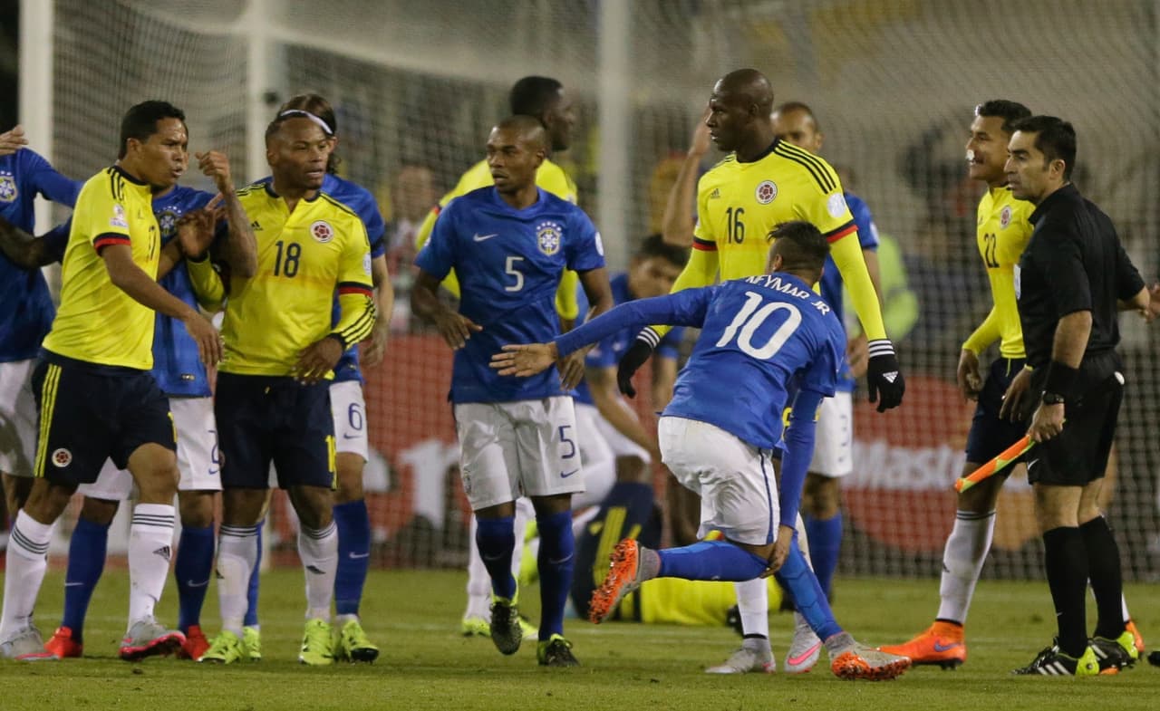 Bacca fue sancionado por dos partidos mientras que Neymar se perdió cuatro partidos, en una Copa América en la que su país quedó eliminado en la fase de grupos.