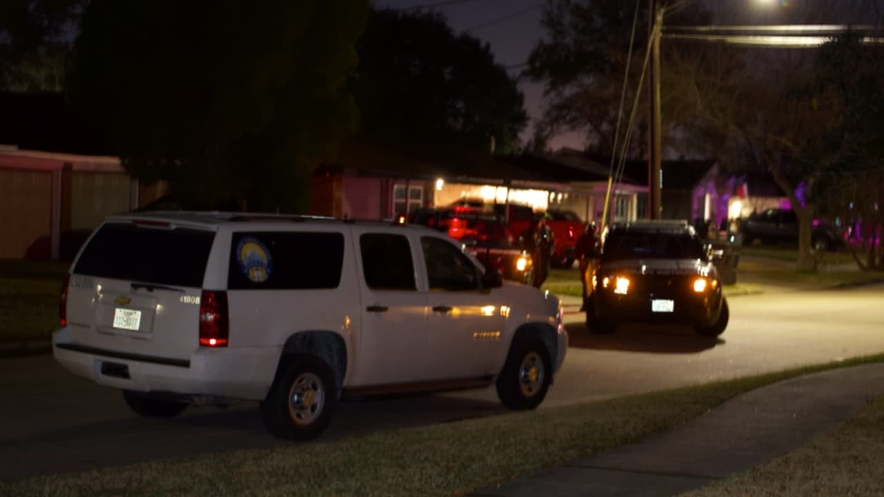 El hombre fue declarado muerto en la escena. La investigación continúa.