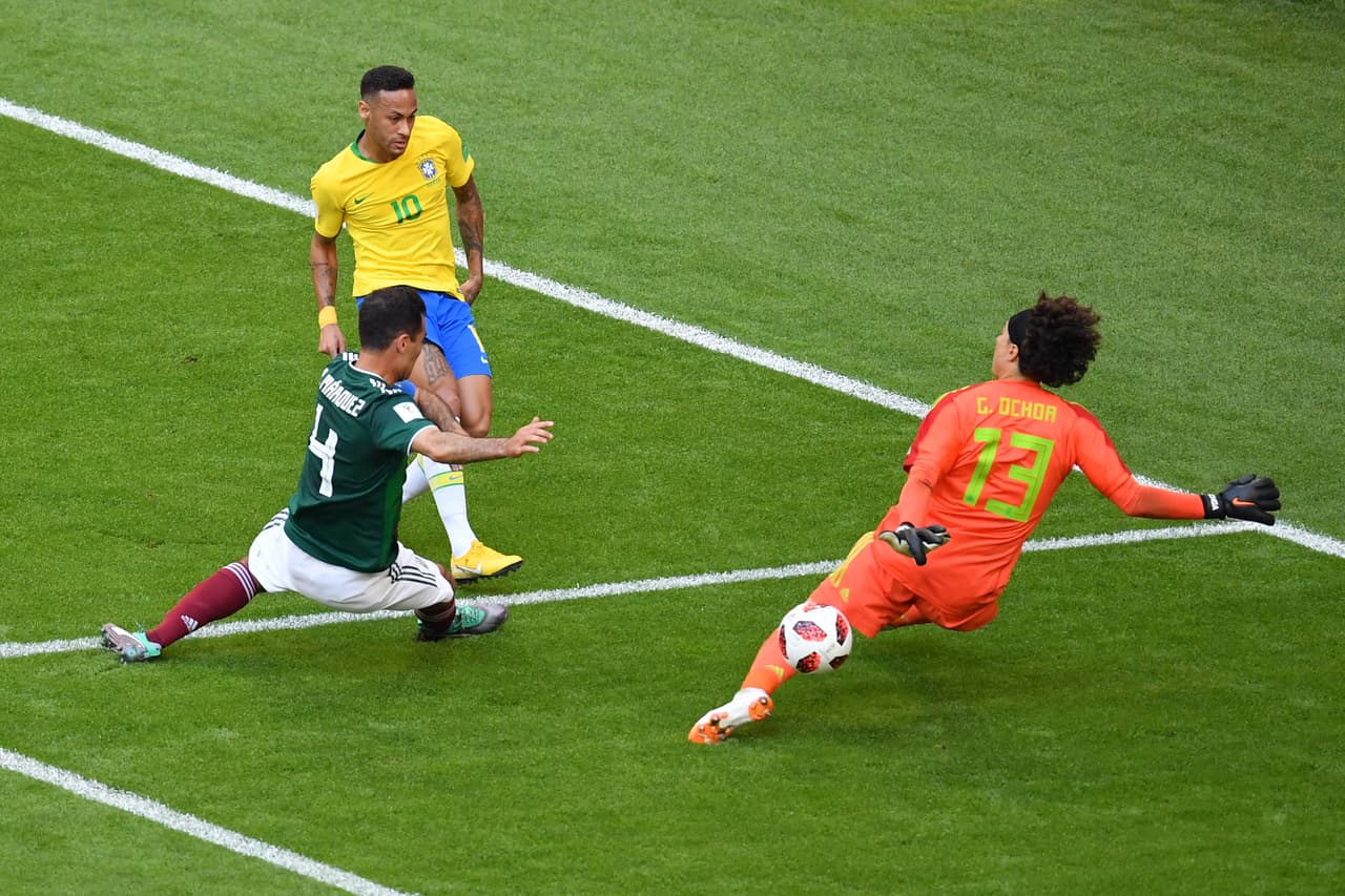 El remate de Neymar al minuto 24' fue contenido por la mano izquierda del arquero Guillermo Ochoa, luego de superar a Rafa Márquez.